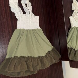 Ruffled White and Green Dress size 2-3y
